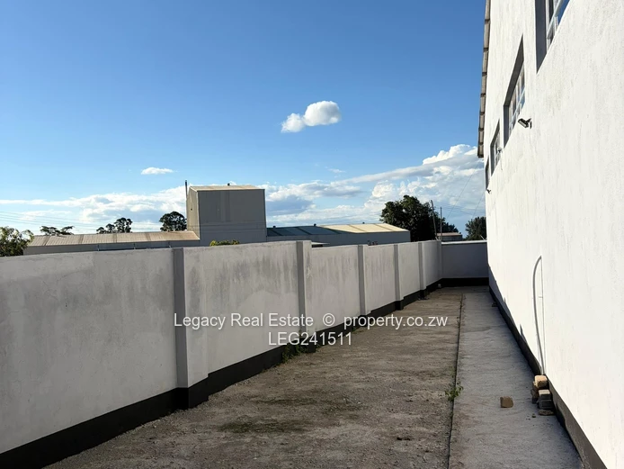 Well-Maintained 1,000m² Warehouse with 3-Phase Power – To Let