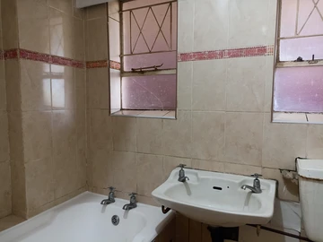 2 Bedroom Flat & Apartment