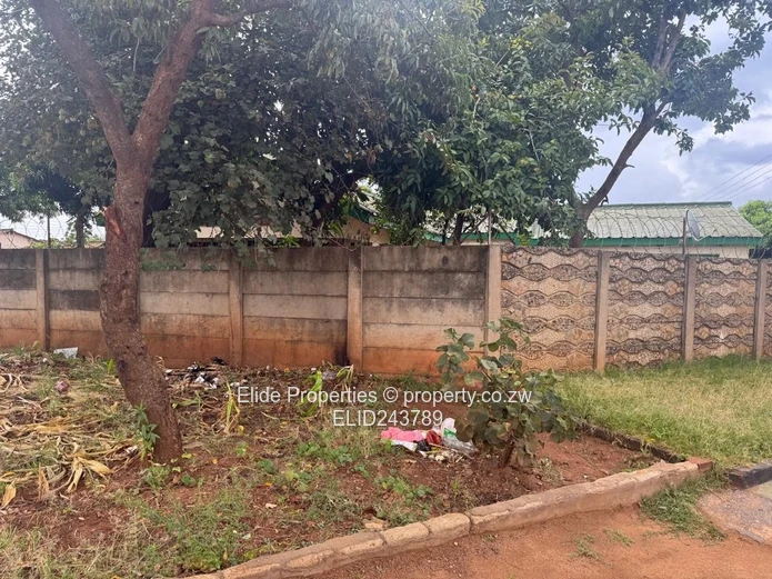 House for Sale in Budiriro 1,Harare  5 bedrooms main ensuite, dining , lounge, fitted kitchen, seper (Sole Mandate)