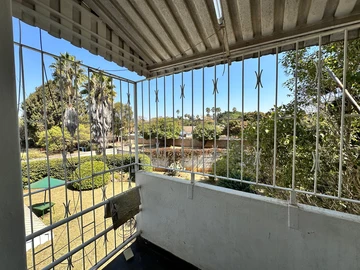 2 Bedroom Flat & Apartment