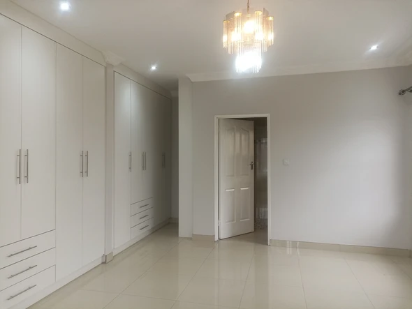 3 Bedroom Flat & Apartment