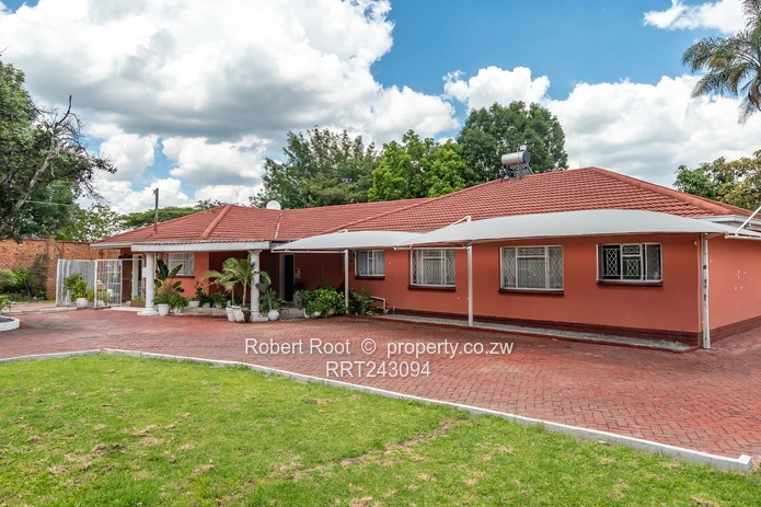 Neat 4 bed family home in Kambanji with stunning views!