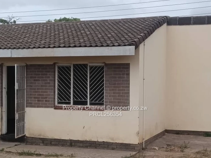 Msasa Park: 2-Bed Home with Covered Carport & Yard