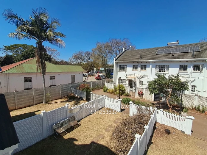 Neat recently renovated 2 bed duplex apartment 