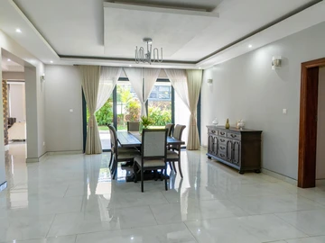 6 Bedroom House