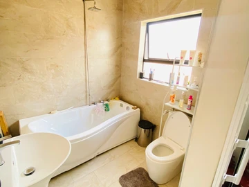 3 Bedroom Flat & Apartment