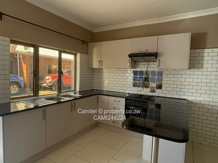 Sunlit 3-Bed Garden Flat with Borehole in Newlands
