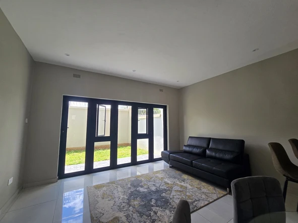 2 Bedroom Flat & Apartment