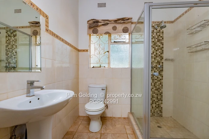 2 acres vainona – renovation and development opportunity near Village Walk. (Sole Mandate)