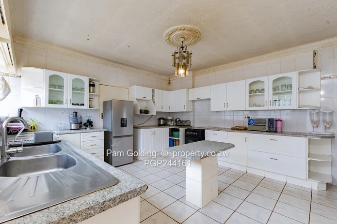 Charming Family Home In Zimre Park