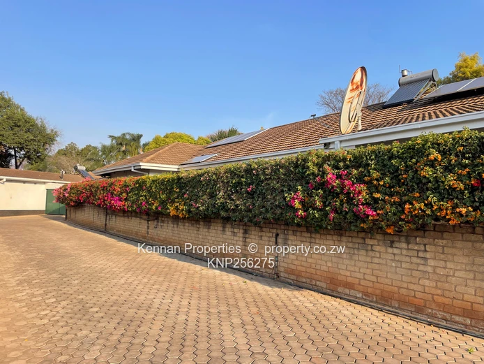 Spacious end unit garden flat apartment in Greendale North