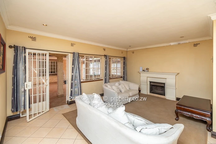 Spacious Vainona Home With A Cottage