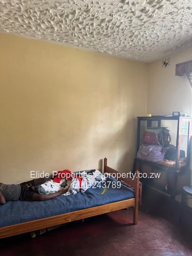 House for Sale in Budiriro 1,Harare  5 bedrooms main ensuite, dining , lounge, fitted kitchen, seper (Sole Mandate)