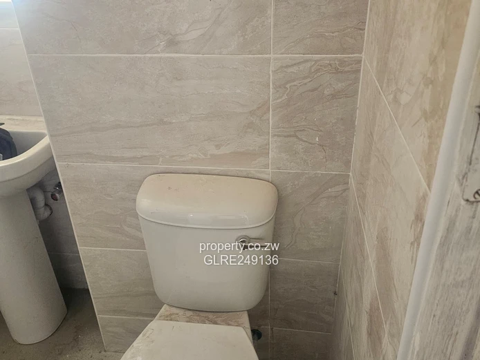 Refurbished 2-Bed Flat Ashdown Park — Tiled Bath & Wardrobe