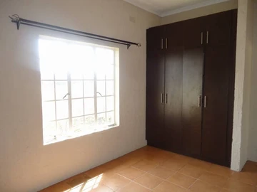 2 Bedroom Flat & Apartment