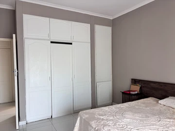 2 Bedroom Flat & Apartment
