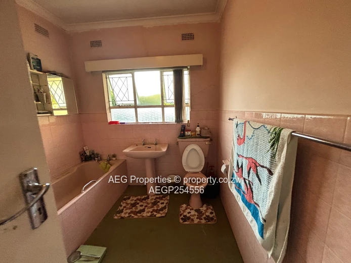 Vainona: 4-Bed Home with Pool & Mature Gardens