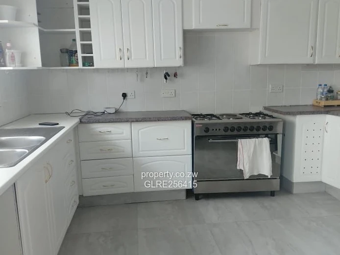 Bright 3-Bed Flat in Greendale North — Walled, Water Tank