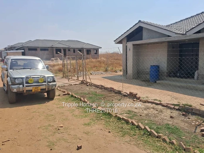 Glaudina 2-Bed Home - Borehole, Freestanding Tub & Stylish Dining