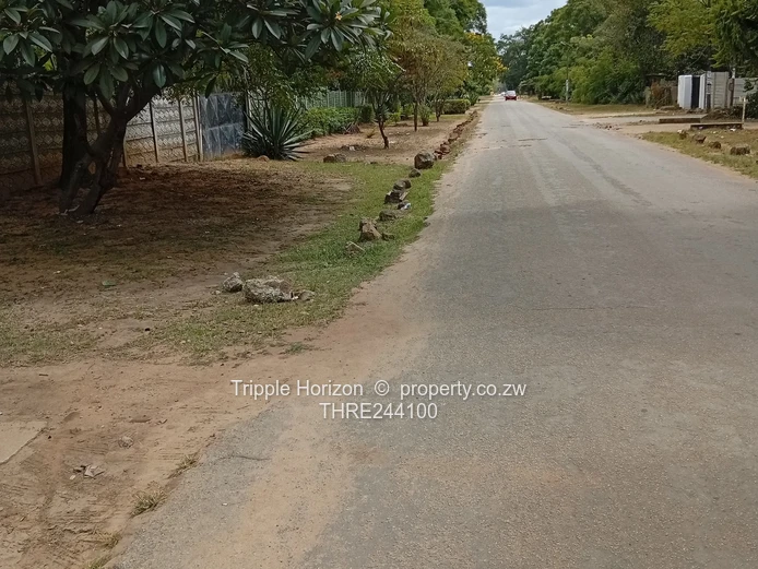 Chadcombe 3-Bed Family Home on 4000m² with 2 cottages& double Garage.