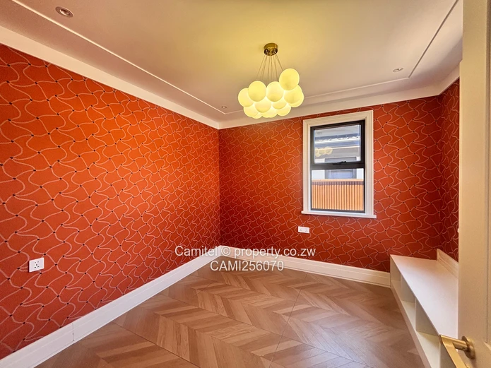 Modern 4-Bed, 4-Bath Greendale North Flat with Borehole