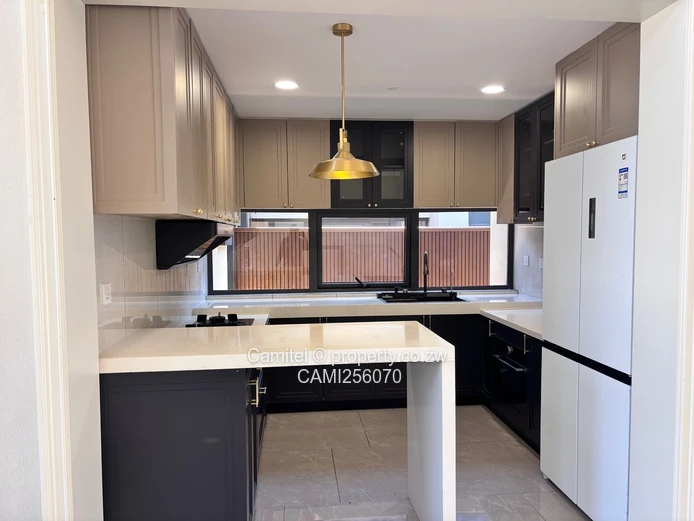Modern 4-Bed, 4-Bath Greendale North Flat with Borehole