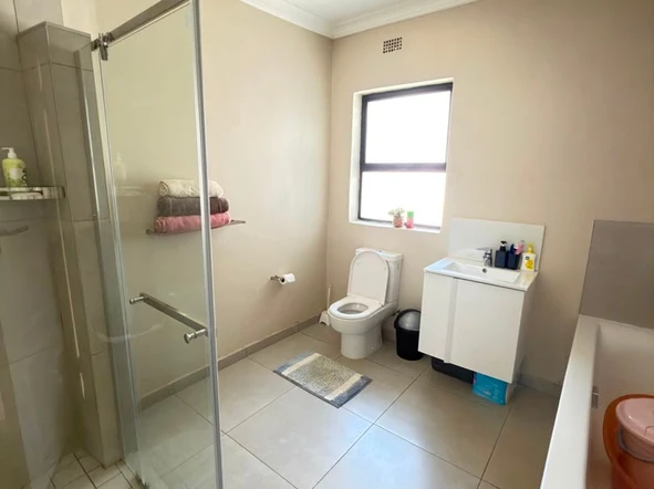 2 Bedroom Flat & Apartment