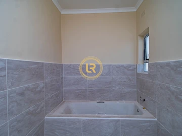 2 Bedroom Flat & Apartment