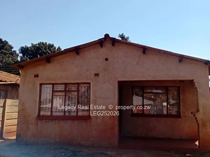 5-Bed Kuwadzana House - Main Road, Garden & Verandah