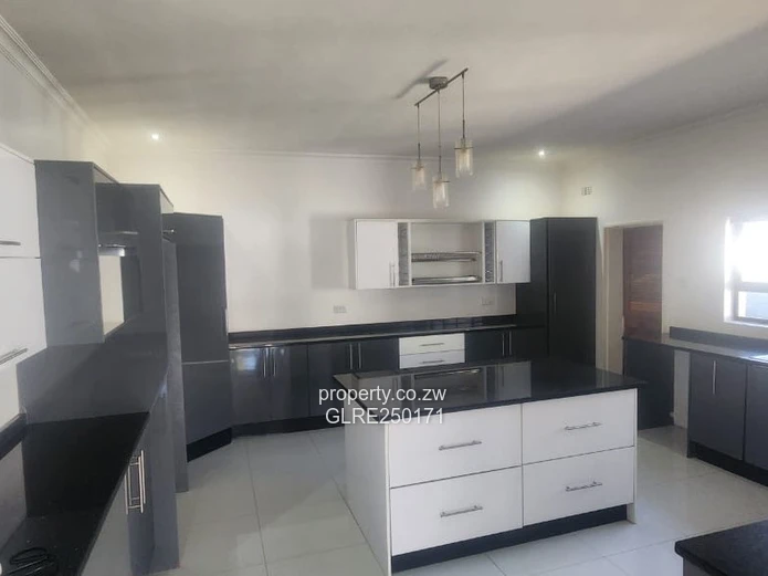 Modern 4-Bed Westgate Flat - Borehole & Garage