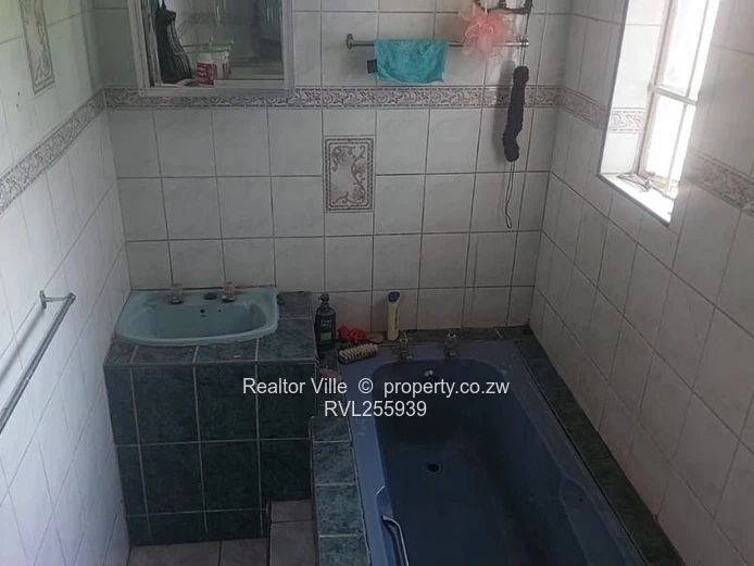 Glen Lorne 5-Bed Townhouse Complex with Pool & Borehole