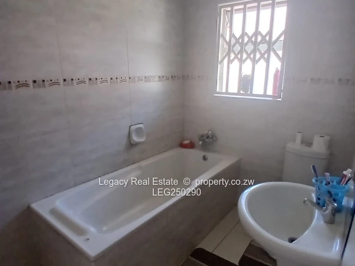 Madokero 3-Bed Brick Home - Borehole & Bright Lounge