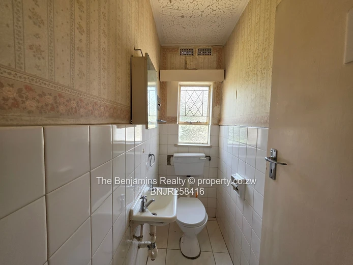 2-Bed Garden Flat in Strathaven — Garage & Tank