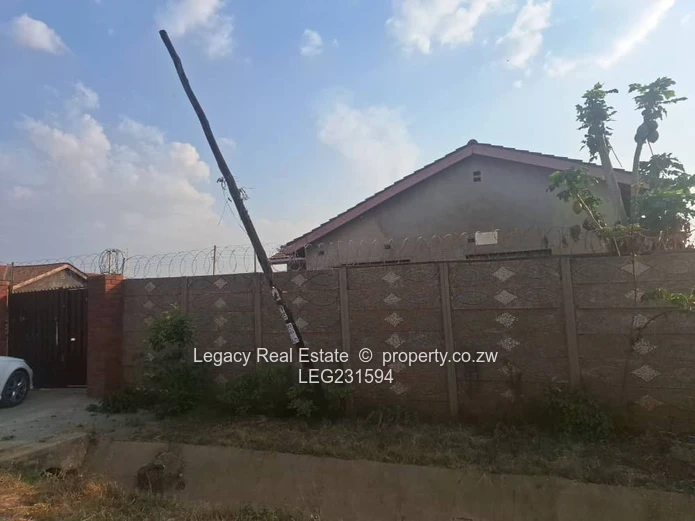 Spacious 4-Bed Bloomingdale House - Fitted Kitchen, Water Tank