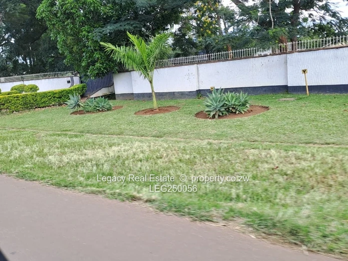 Marlborough 4-Bed Home on 0.9ha with Lush Gardens & Borehole