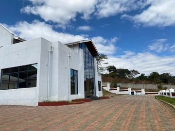 4 Bedroom Flat & Apartment