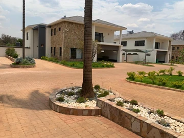 5 Bedroom Flat & Apartment