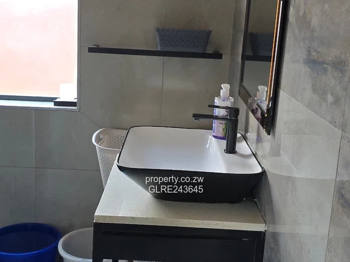 Open-Plan 2-Bed Flat Ashdown Park — Borehole & Yard