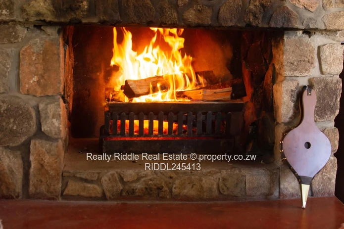 Nyanga Thatched Stone Lodge — Fireplace, AC & Wi-Fi