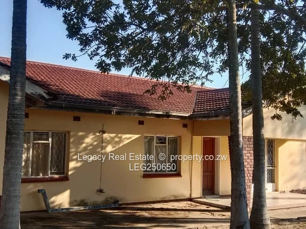 Emerald Hill: 4-Bed Family Home, Disused Pool & Borehole on 2000m²