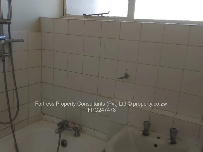 Sunlit 2-Bed Avenues Flat with Balcony & Borehole