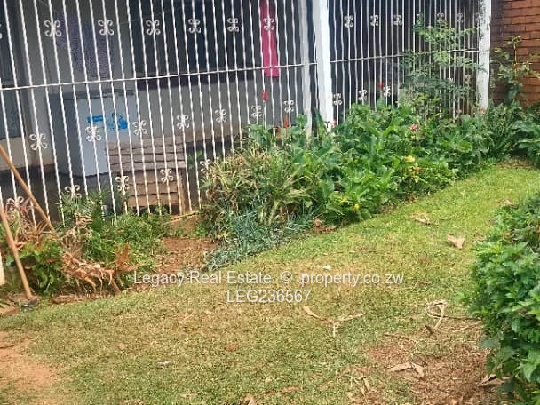 Urban Elegance: 2-Bedroom Garden Flat In Avondale