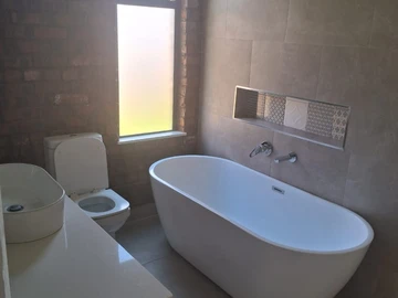 2 Bedroom Flat & Apartment