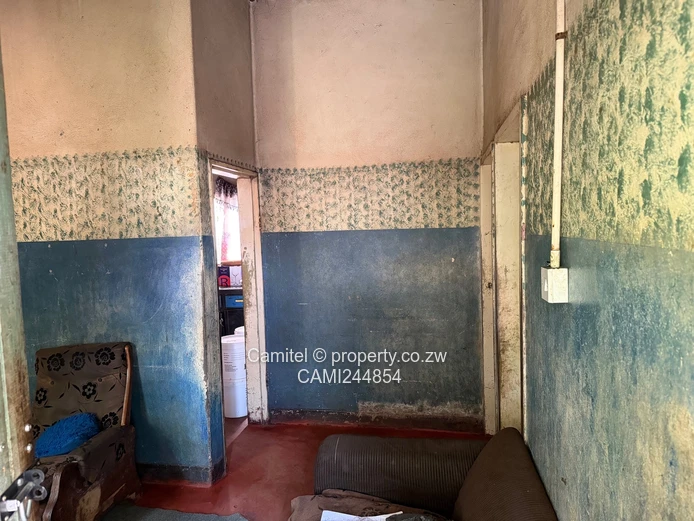 Mufakose,2-Bed core house walled and gated sitting on 200m² near shops and schools  (Sole Mandate)