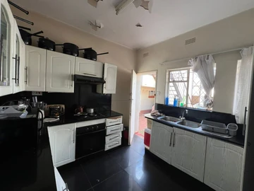 2 Bedroom Flat & Apartment