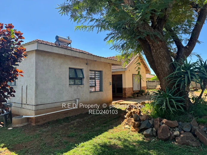 An Ideal Move-In-Ready Home In Queenspark East!