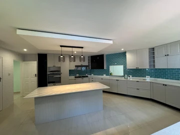 8 Bedroom House