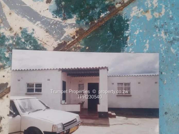 Rusape 2BR Single-Storey Townhouse – Paved Yard & Borehole (Sole Mandate)