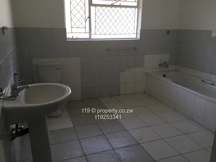 Spacious 4 bed house pus 3 bed cottage