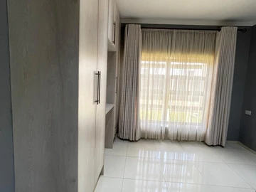3 Bedroom Flat & Apartment